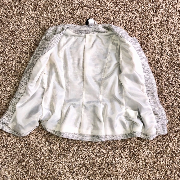 Gray and White h&m shirt - Picture 4 of 7